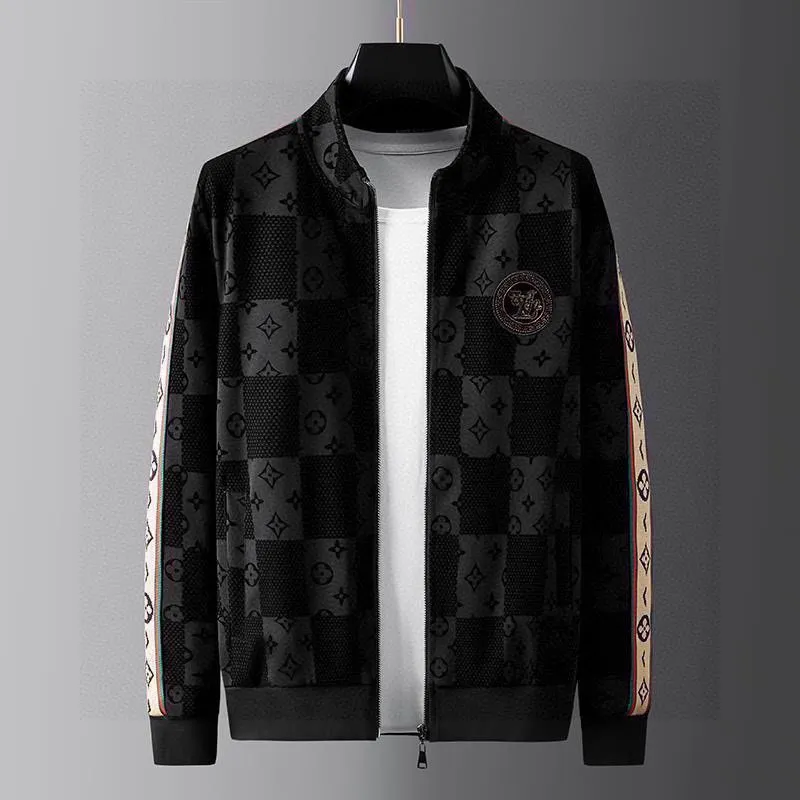 🅿️500 [LV Louis Vuitton] hot-selling suit is coming. Focus on the original version of the official website. 2025 new hot-selling cardigan and sweatshirt suit. The original order is the best. 🇭🇰The meticulous work of top designers. It has a fitting and perfect upper body effect. All-natural high-quality Tencel Roman cotton 100%, close-fitting comfort, noble and elegant! Original hardware embodies elegance and nobility! Counter size: M-4XL (up to 190 pounds)